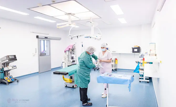 Moderná a plne sterilná operačná sála na klinike plastickej chirurgie v Bratislave
