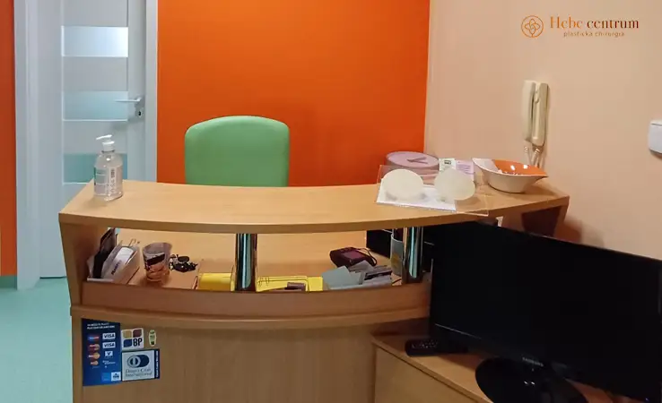 Moderná a dizajnová recepcia kliniky plastickej chirurgie v Pezinku